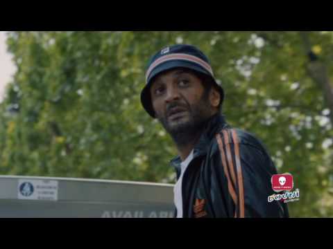 ANIMATEUR RACAILLE ET MALADROIT. Pattaya. Scène Bus Touristique PARIS. Ramzi Bedia, Gad Elmaleh.