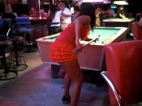 Pattaya – Red bump bar girls singing and dancing
