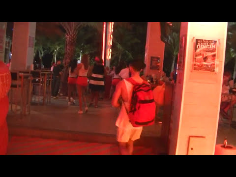 Pattaya-Walking Street-Hooters bar Girls