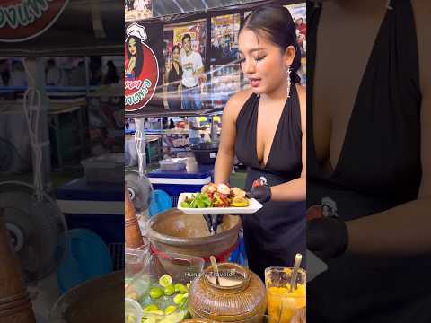 She Serve Delicious Som Tum in Pattaya -Thai Street Food
