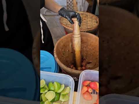 The Most Popular Som Tam Lady at Pattaya #streetfood #beautiful