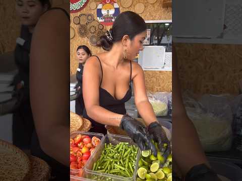 Pattaya Lady Makes Spicy Raw Shrimps Salad – Thai Street Food
